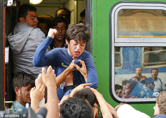 Дечак удара друге мигранте који покушавају да га скину са воза у Будимпешти