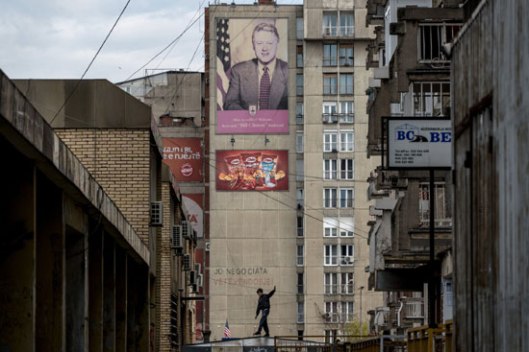 Портрет Била Клинтона у споредној улици близу Булевара Била Клинтона у Приштини (Фото: Andrew Testa for The New York Times)