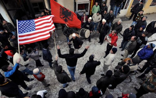 Косовски Албанци славе независност Косова од Србије, 2008. године (Фото: Bela Szandelszky/Associated Press)